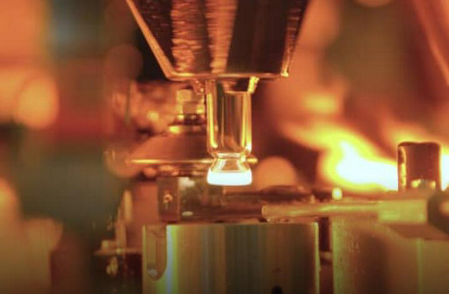 除了手机玻璃,康宁过去 18 个月还生产了 300 多万剂疫苗药瓶